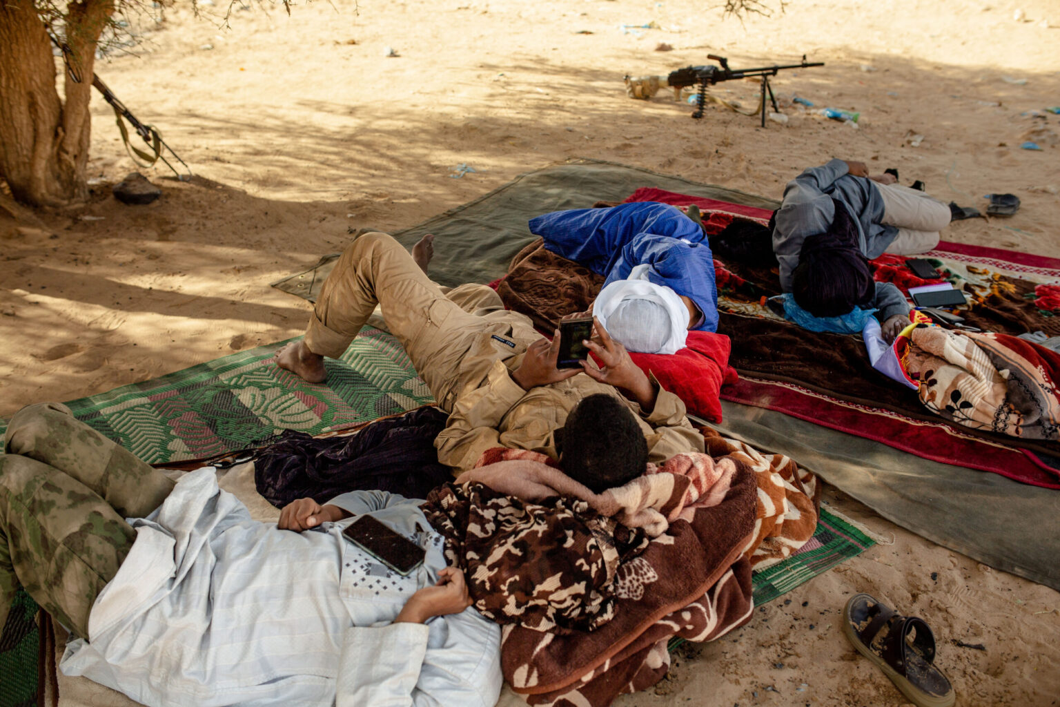 Northern Mali: immersion with the young fighters of the FLA
Under the shade of a tree, the fighters take a short nap to escape the intense midday heat while waiting for it to pass.
Nord-Mali : immersion avec les jeunes combattants du FLA
À l’ombre d’un arbre, les combattants font une courte sieste pour se réfugier de la chaleur écrasante de midi, en attendant qu’elle retombe.
© Samir Maouche / Hans Lucas