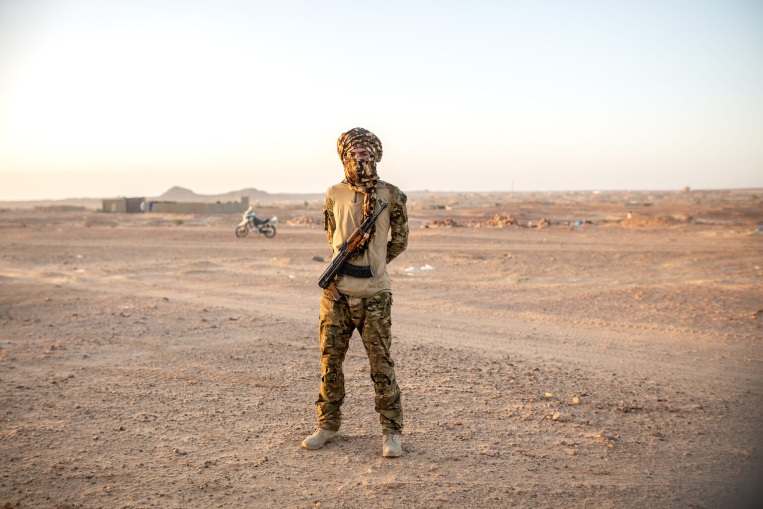 Northern Mali: immersion with the young fighters of the FLA
Tachfin Ag Mossa, 22, left his village and home to join the FLA fighters.
Nord-Mali : immersion avec les jeunes combattants du FLA
Tachfin Ag Mossa, 22 ans, a quitté son village et son foyer pour rejoindre les combattants du FLA.
© Samir Maouche / Hans Lucas