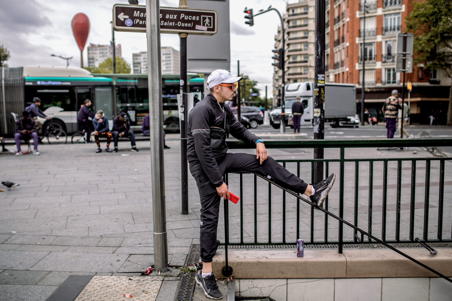 sortie du métro Porte de Clignancourt à Paris, le 16 octobre 2022.
Zinou attend que les usagers du métro sortent pour vendre des cigarettes. Le paquet coûte 5 euros.
Zinou me confie, ce jour-là, qu’il ne se plaît pas en France. Il veut se trouver un meilleur avenir au Portugal. En février dernier, il a quitté Paris mais s’est fait arrêté par les autorités portugaises lors de son passage à la frontière entre l’Espagne et le Portugal. Il a été placé dans un centre de rétention au Portugal, le temps, d’après ses amis, de préparer son expulsion vers l’Algérie.
© Samir Maouche