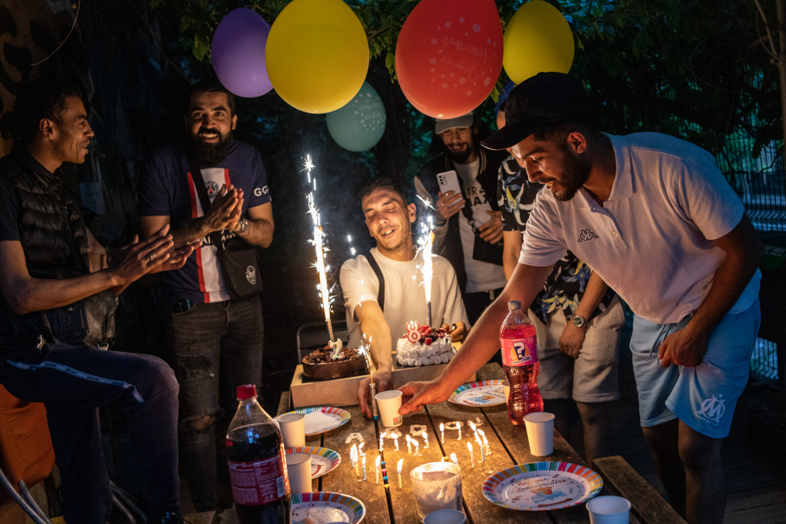 Paris-18 - Porte de Clignancourt - le 25 juin 2023

anniversaire de Abdou, Harraga vendeur de cigarettes étrangères, qui fête ses 28 ans dans un petit espace vert. Ses amis ont fait une quête pour l’achat de deux tartes, boissons gazeuses, des ballons pour la décoration, des bougies et de la vaisselle jetable de cuisine. Ils ont chanté et dansé et pris des photos qu’ils ont envoyées à leurs familles.

© Samir Maouche