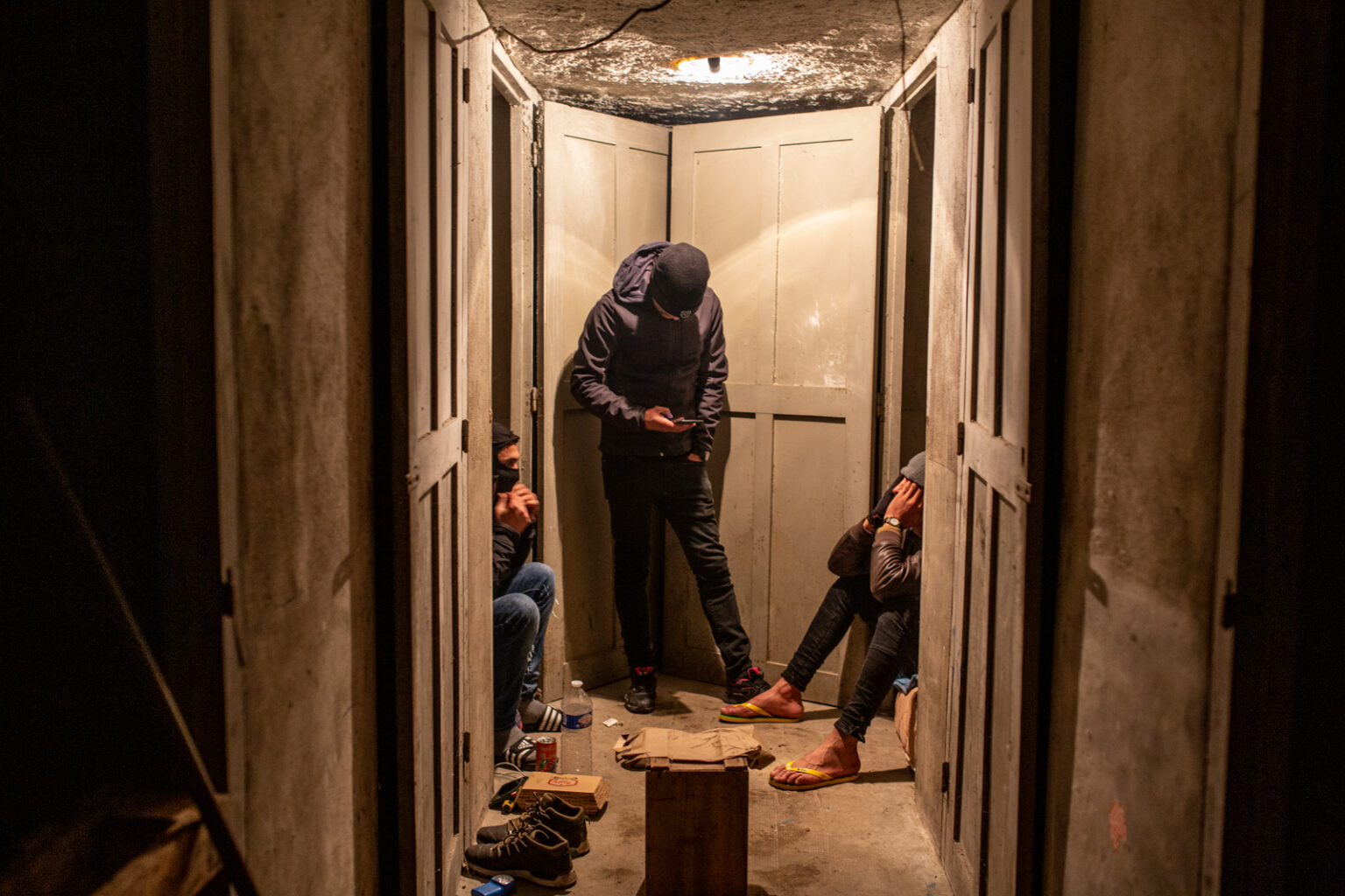 Châtenay-Malabry (92), près de Paris, le 5 décembre 2022.

Ahmed, Abdeka et Rabah sont tous les trois des immigrés clandestins algériens. Ils sont arrivés à Paris en septembre 2022. Ils ont trouvé une cave à squatter dans une cité située à Châtenay- Malabry. Ils ont l’électricité mais n’ont ni eau, ni chauffage, ni toilettes. Abdeka, les larmes aux yeux, décrit sa situation qu’il juge confortable en Algérie. Dans la maison familiale, il avait une chambre à lui, un grand lit et une télévision grand-écran. Il a immigré dans l’espoir d’améliorer sa condition, attiré par le mythe de l’Eldorado européen transmis par les réseaux sociaux. Il a fini par quitter Paris pour Montpellier au mois de mai 2023. 
©Samir Maouhe