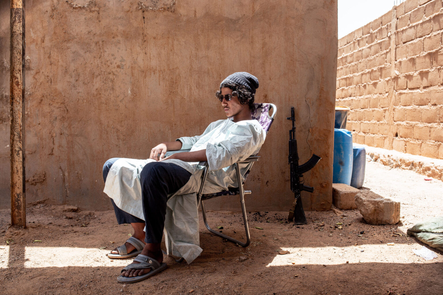 Loqman, a member of the El Ghabasse Katiba of the Front for the Liberation of Azawad (FLA), rests in Kidal, northern Mali. Alongside his involvement with the movement, he works as a transporter on the route linking Tinzaouatène to Arlit, Niger.

© Samir Maouche